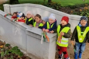 Dzieci z gr VII w parku szukały 'Pani Jesieni'.